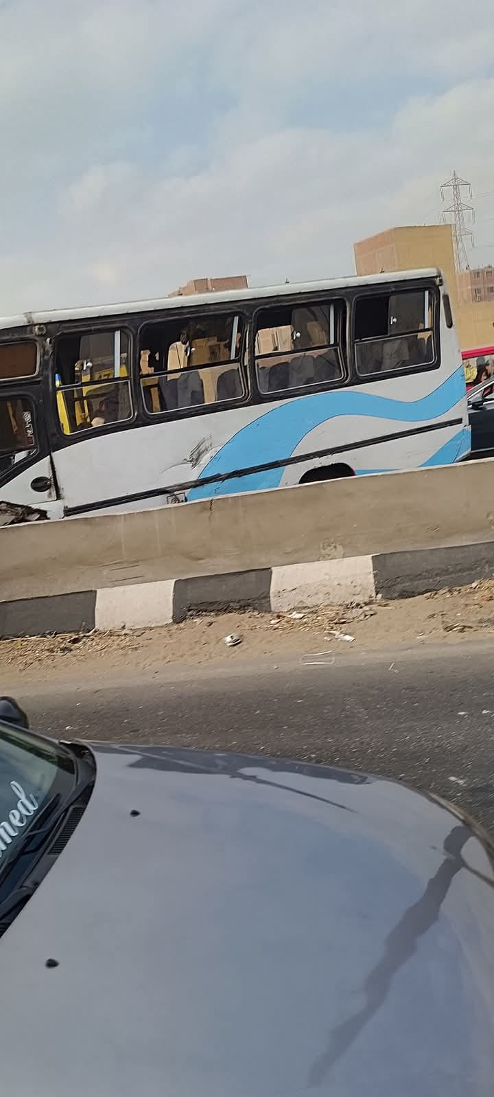 حادث تصادم سيارة نقل مع أوتوبيس أعلى الطريق الدائري (3)