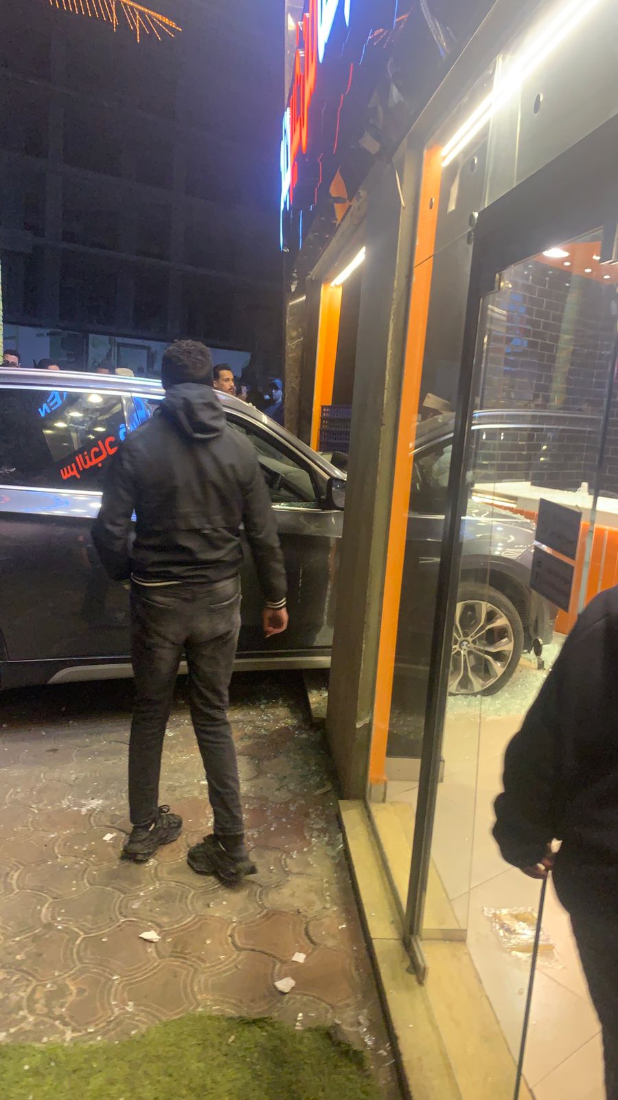 سيارة تقتحم محل تجاري ببورسعيد 