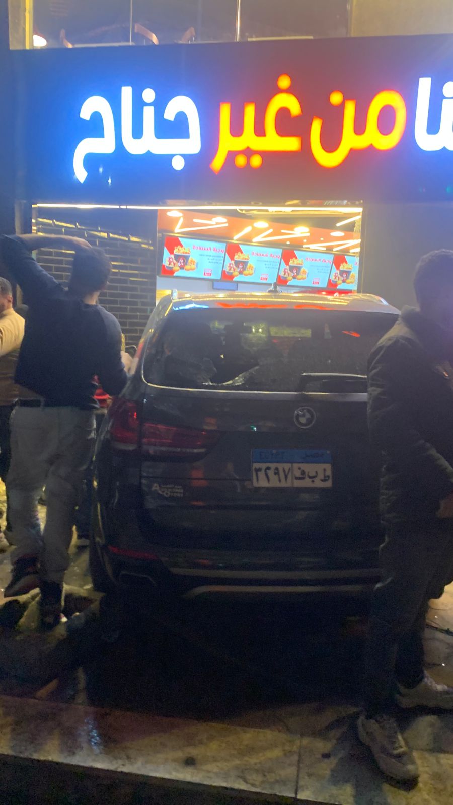سيارة تقتحم محل تجاري ببورسعيد 