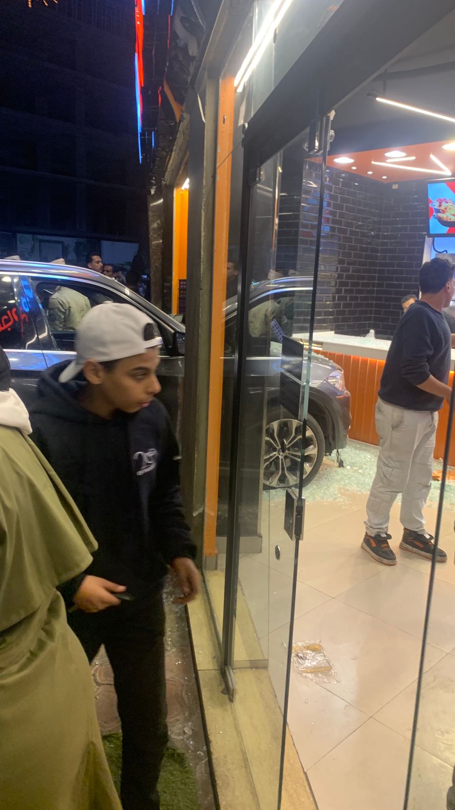 سيارة تقتحم محل تجاري ببورسعيد 