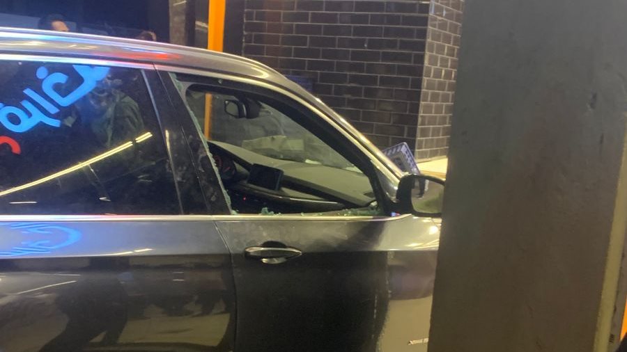 سيارة تقتحم محل تجاري ببورسعيد - قص