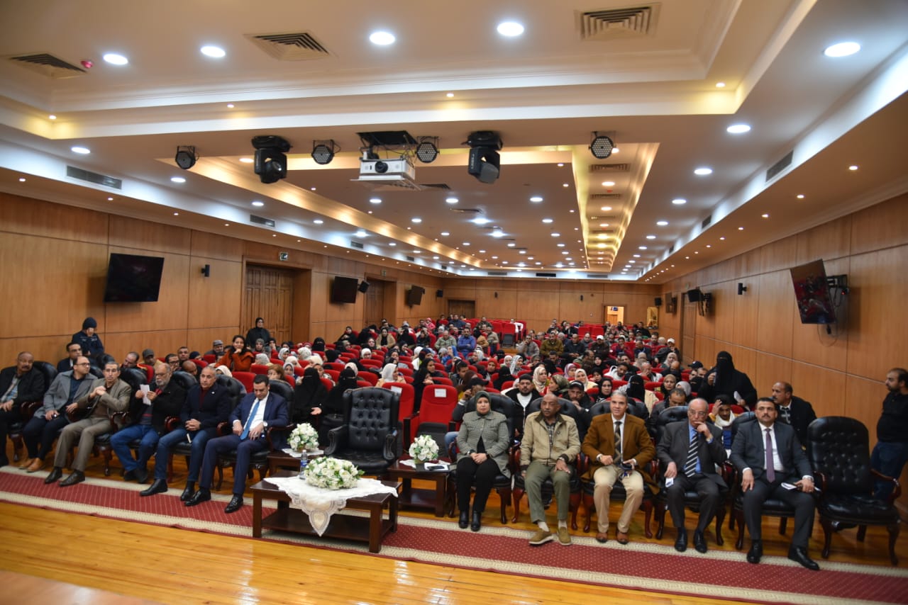 اجتماع محافظ بورسعيد مع الشباب 