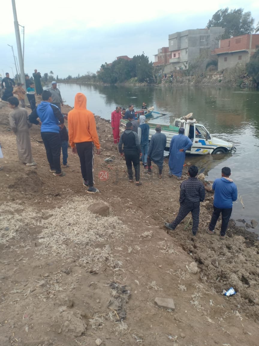 انتشال سيارة ربع نقل سقطت في ترعة الباجورية بالمنوفية