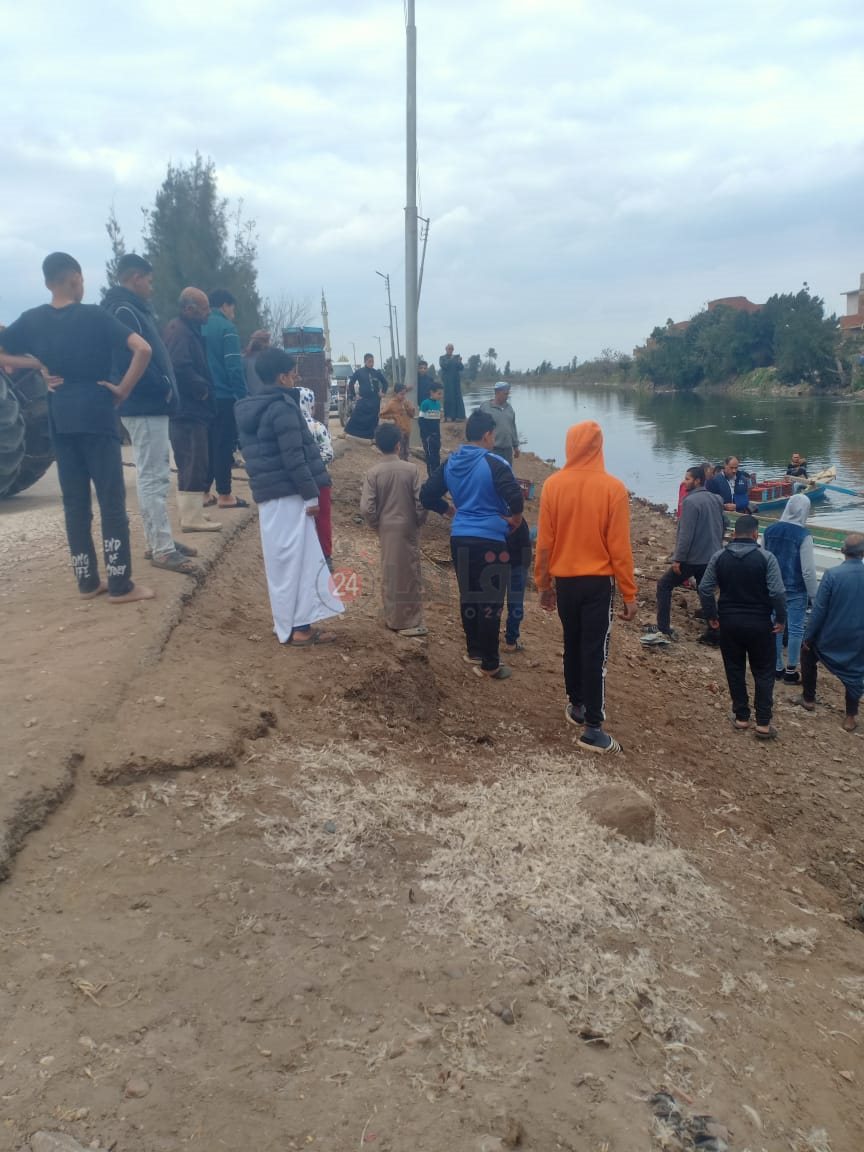 انتشال سيارة ربع نقل سقطت في ترعة الباجورية بالمنوفية