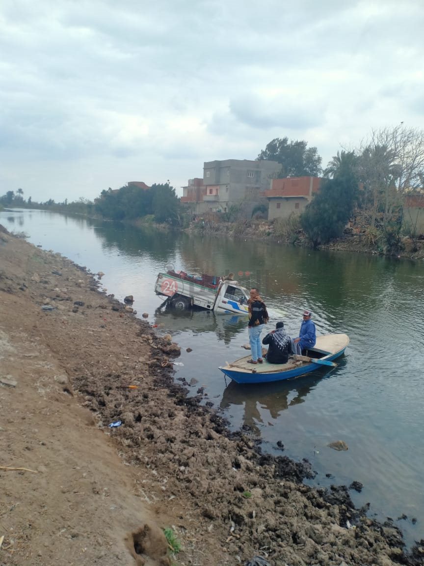 انتشال سيارة ربع نقل سقطت في ترعة الباجورية بالمنوفية