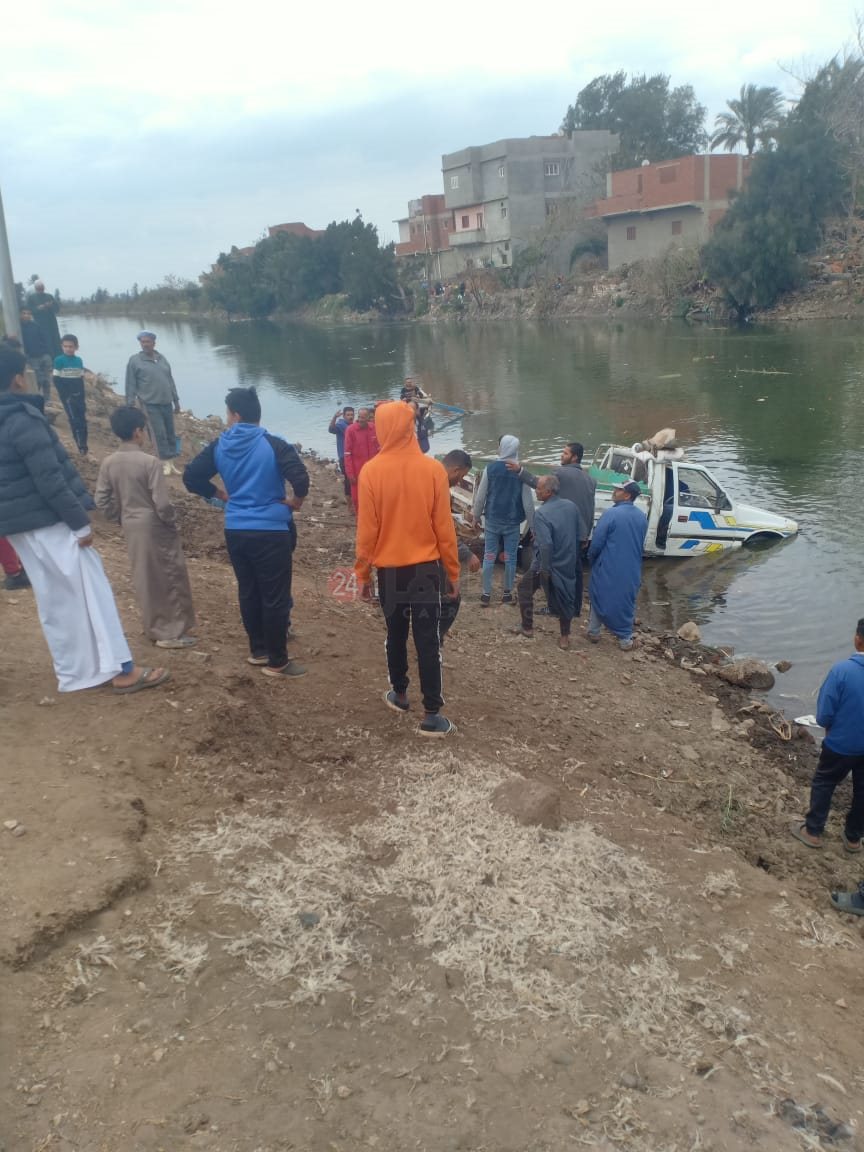 انتشال سيارة ربع نقل سقطت في ترعة الباجورية بالمنوفية