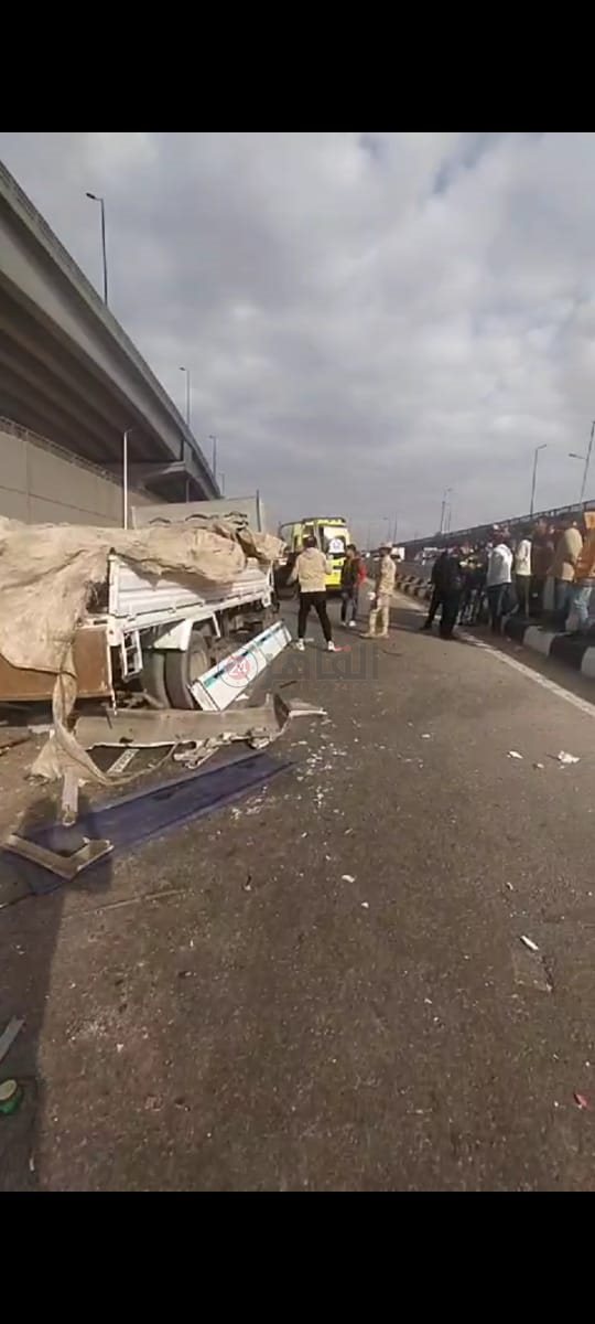 حادث تصادم اتوبيس مع سيارة نقل مخرج نفق السلام اتجاه التجمع (2)