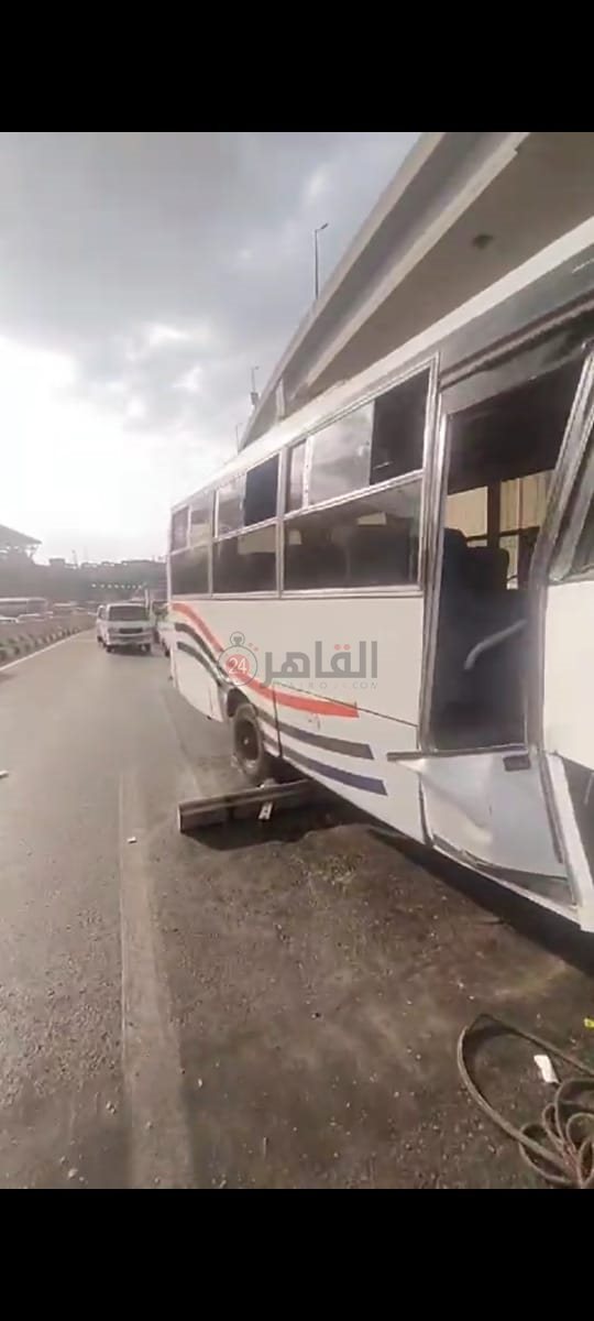 حادث تصادم اتوبيس مع سيارة نقل مخرج نفق السلام اتجاه التجمع (4)