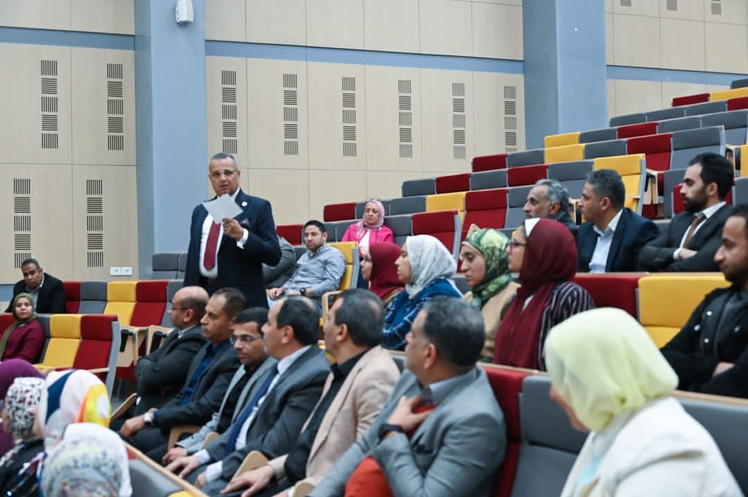 محافظ جنوب سيناء يستعرض رؤية التنمية المستدامة ودور الشباب في صناعة المستقبل 