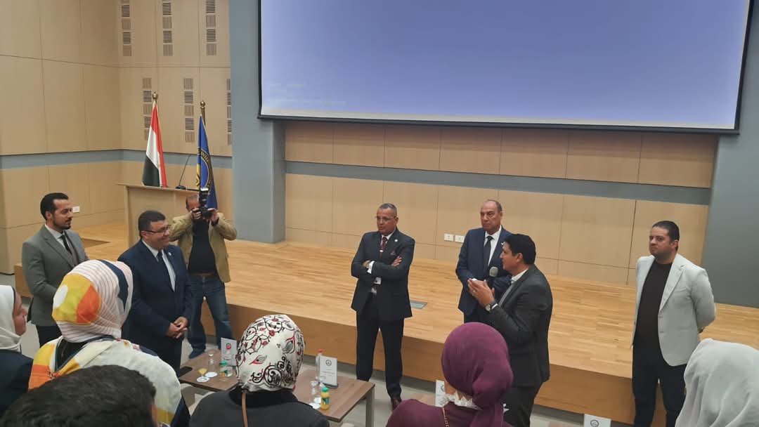 محافظ جنوب سيناء يستعرض رؤية التنمية المستدامة ودور الشباب في صناعة المستقبل 