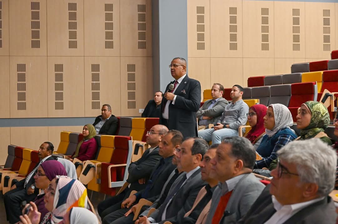 محافظ جنوب سيناء يستعرض رؤية التنمية المستدامة ودور الشباب في صناعة المستقبل 