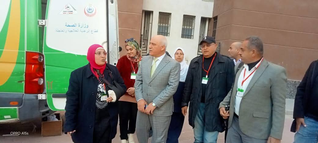 وكيل وزارة الصحة بالقليوبية يتفقد القافلة العلاجية بحي روضة العبور لدعم أشقائنا من أهل غزة