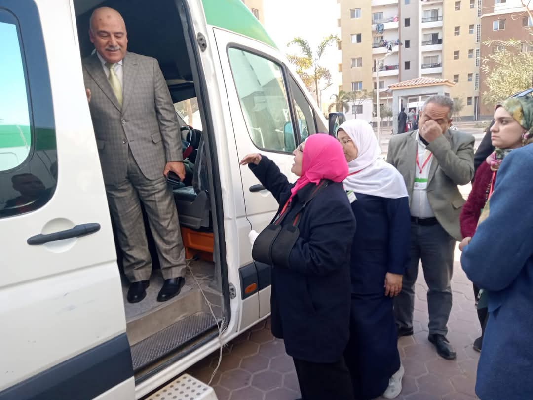 وكيل وزارة الصحة بالقليوبية يتفقد القافلة العلاجية بحي روضة العبور لدعم أشقائنا من أهل غزة