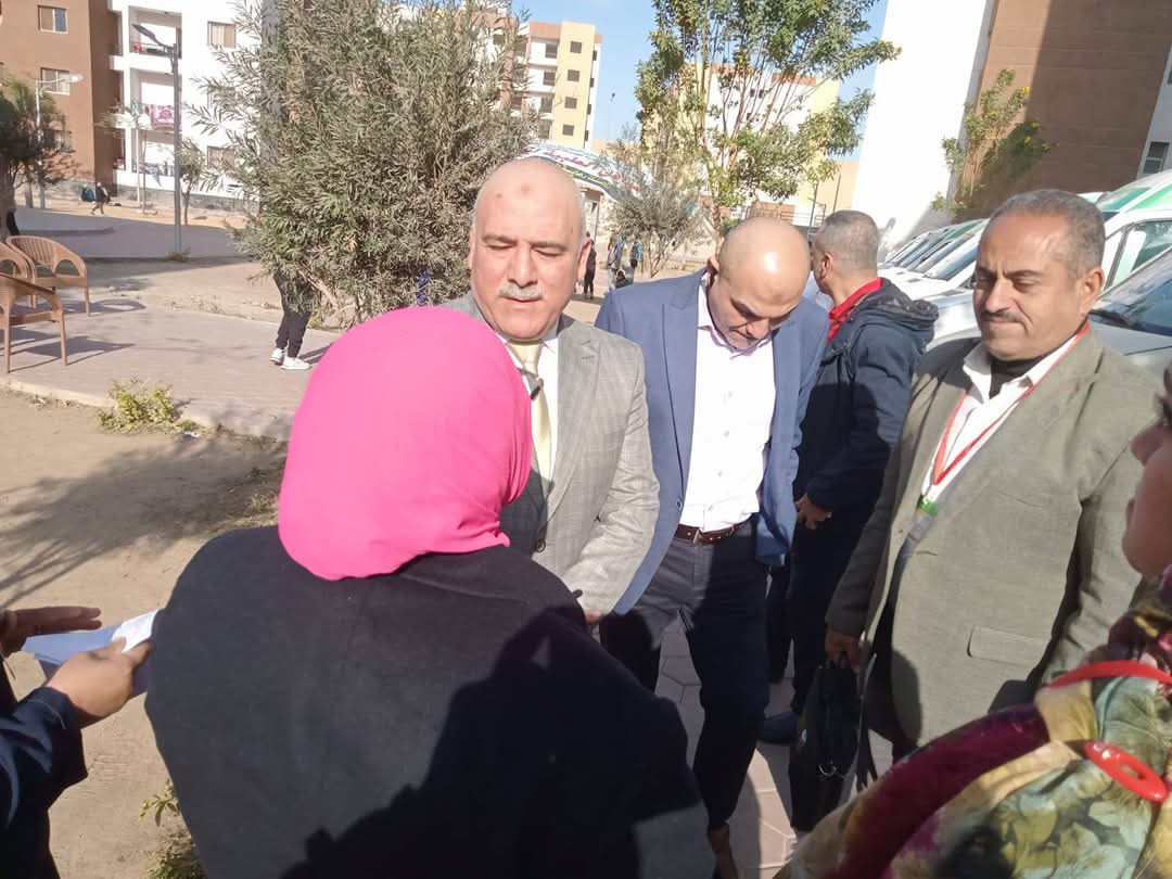 وكيل وزارة الصحة بالقليوبية يتفقد القافلة العلاجية بحي روضة العبور لدعم أشقائنا من أهل غزة
