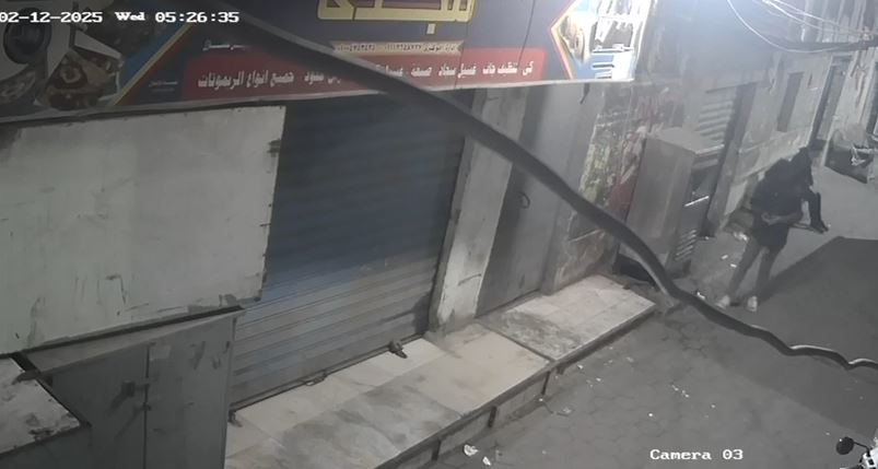  لحظة دخول اللص إلى الصيدلية