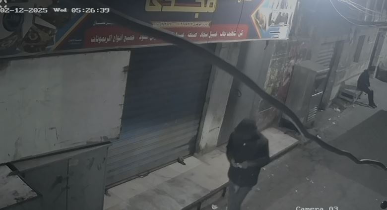  لحظة دخول اللص إلى الصيدلية