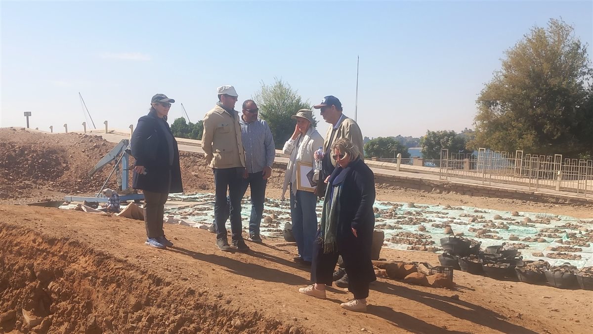 وفد نمساوى يتفقد مقر عمل البعثة النمساوية المصرية بالتل الأثرى بأسوان