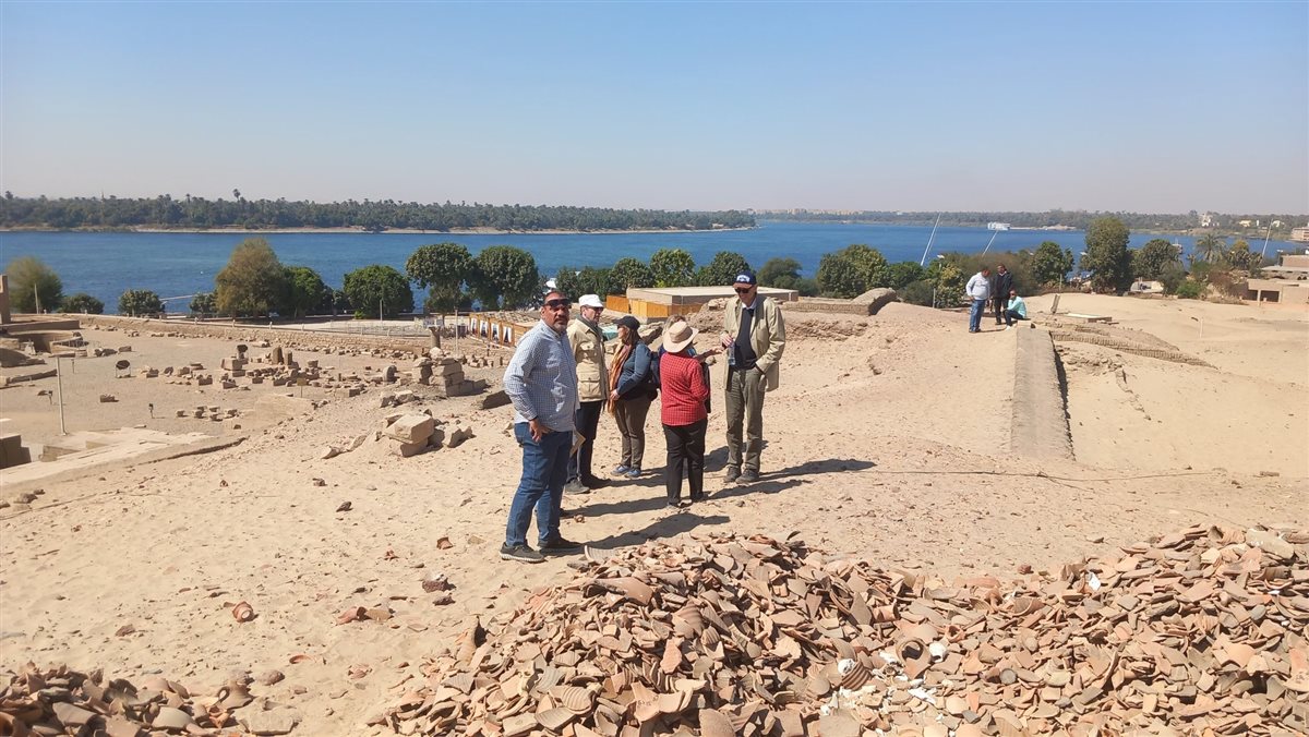 وفد نمساوى يتفقد مقر عمل البعثة النمساوية المصرية بالتل الأثرى بأسوان