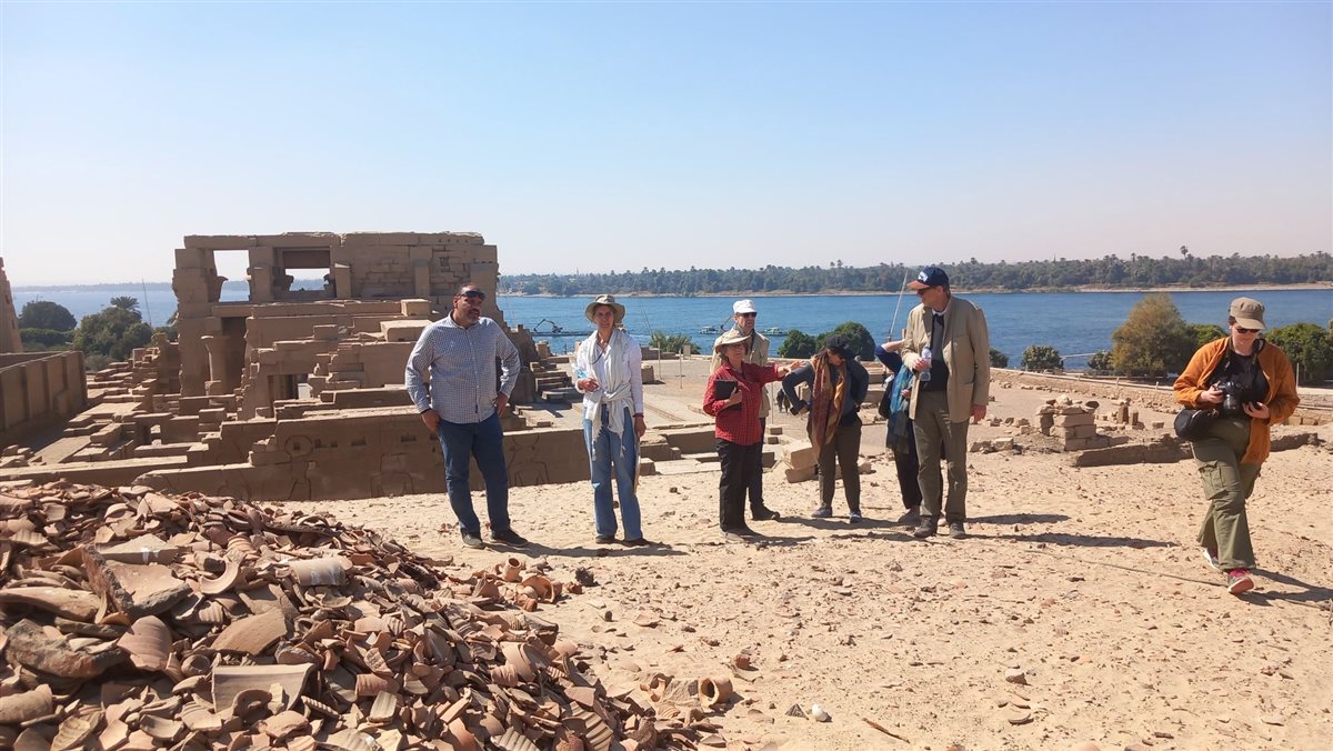 وفد نمساوى يتفقد مقر عمل البعثة النمساوية المصرية بالتل الأثرى بأسوان