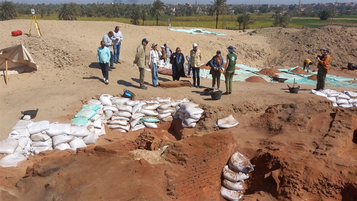 وفد نمساوى يتفقد مقر عمل البعثة النمساوية المصرية بالتل الأثرى بأسوان