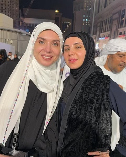 لقطات لـ الفنانة دينا من تأديتها مناسك العمرة