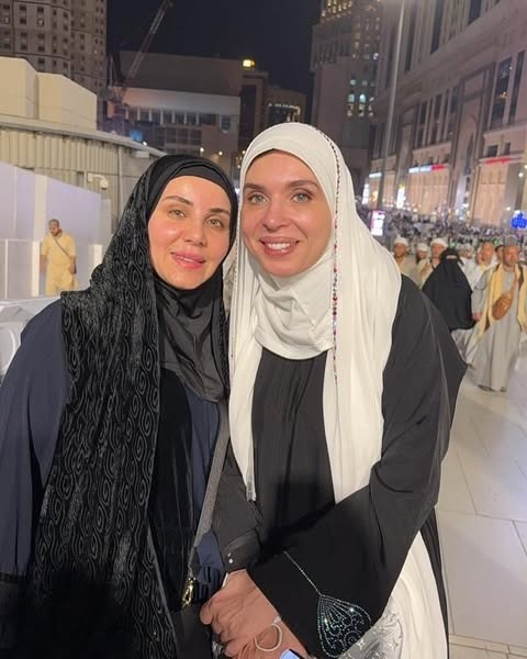 لقطات لـ الفنانة دينا من تأديتها مناسك العمرة