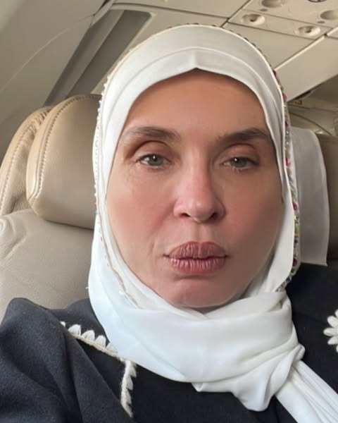 لقطات لـ الفنانة دينا من تأديتها مناسك العمرة