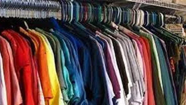 هل يجوز رمي الملابس القديمة في القمامة