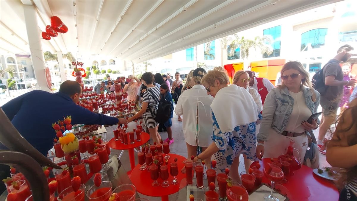 مهرجان الفراولة بفنادق الغردقة مع عيد الحب 