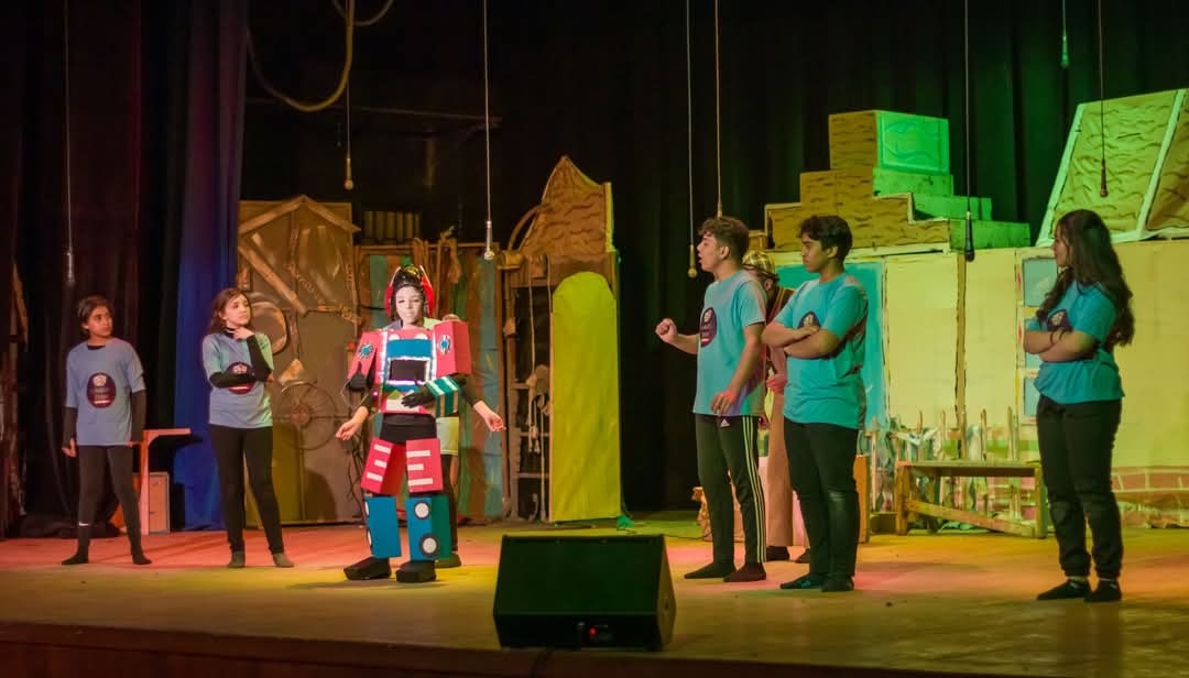 العرض المسرحي عائلة روبو