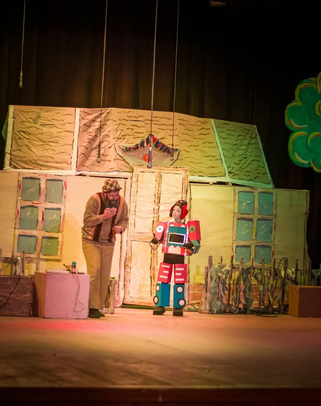 العرض المسرحي عائلة روبو