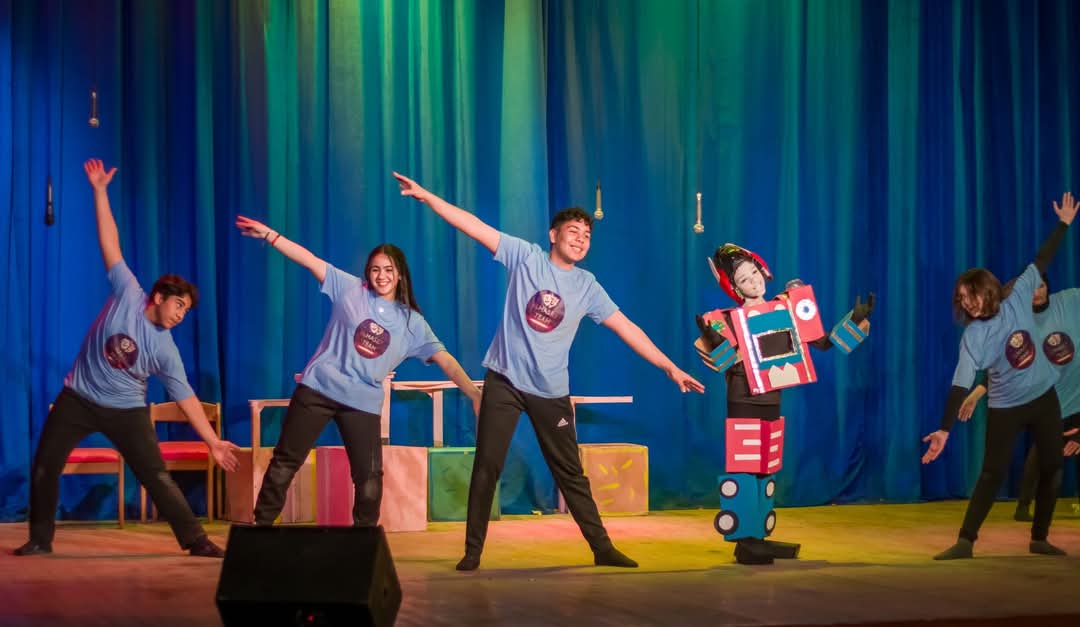 العرض المسرحي عائلة روبو