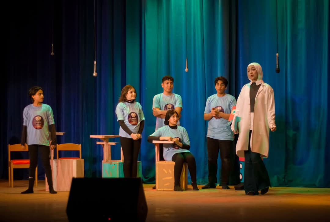 العرض المسرحي عائلة روبو