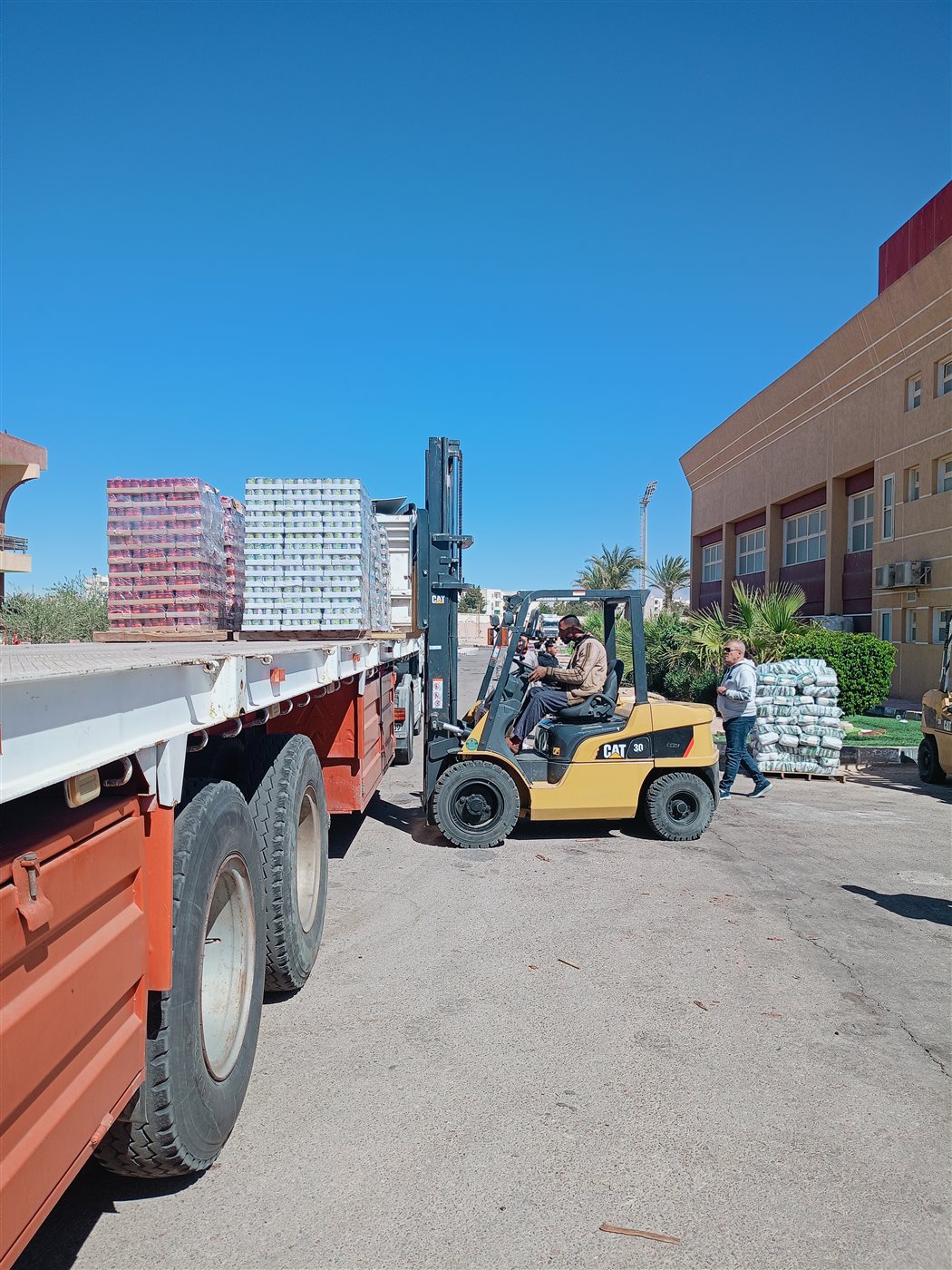 استعدادات جنوب سيناء لإرسال 150 طن مواد غذائية لغزة 