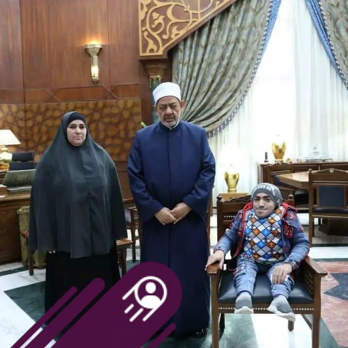 الطالب عبد المنعم ووالدته وشيخ الأزهر 