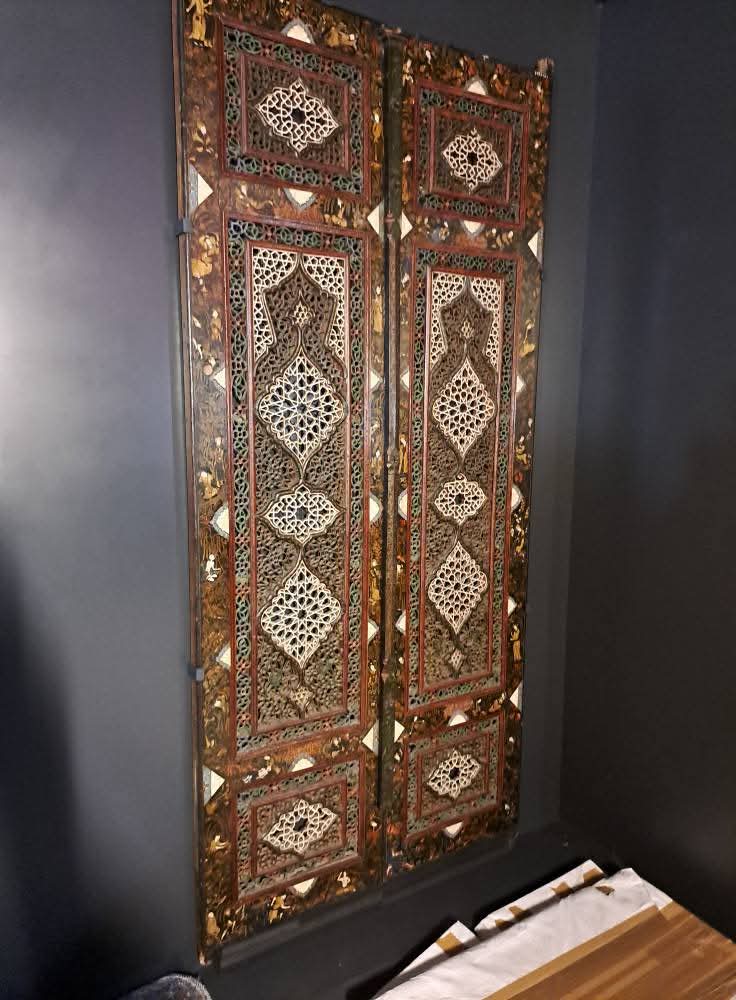 القطع الأثرية المُشاركة في بينالى الفنون الإسلامية بالمملكة العربية السعودية