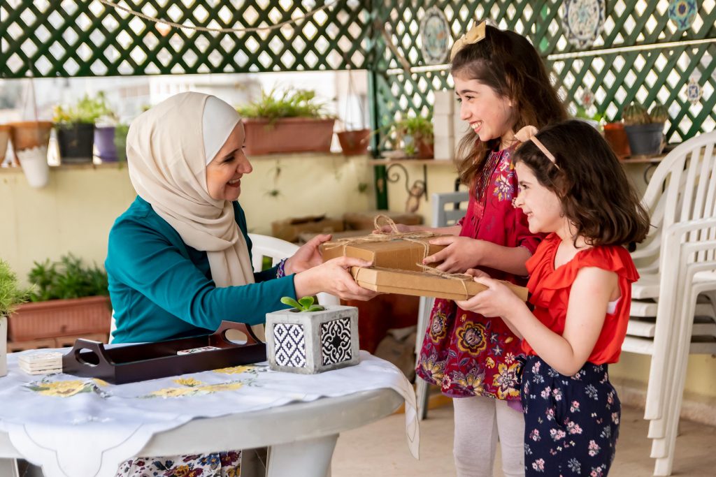 شراء هدية مميزة مدون عليها اسم الأم