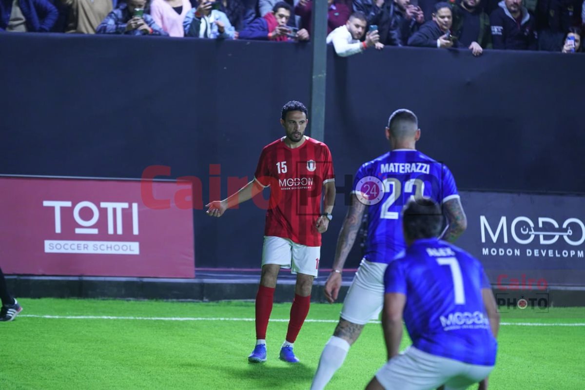 وزير الرياضة يشهد المباراة الاستعراضية لأساطير كرة القدم العالمية والمصرية