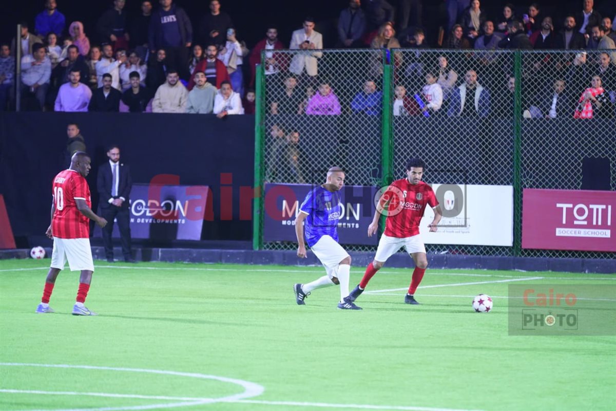 وزير الرياضة يشهد المباراة الاستعراضية لأساطير كرة القدم العالمية والمصرية