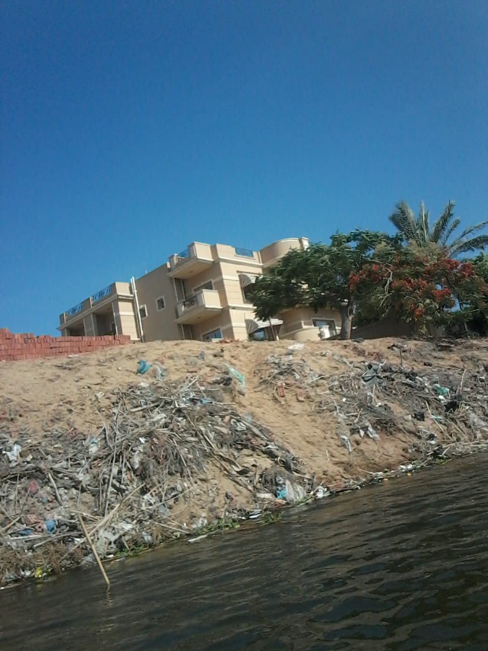 التعدي على نهر النيل بالردم في محافظة الغربية