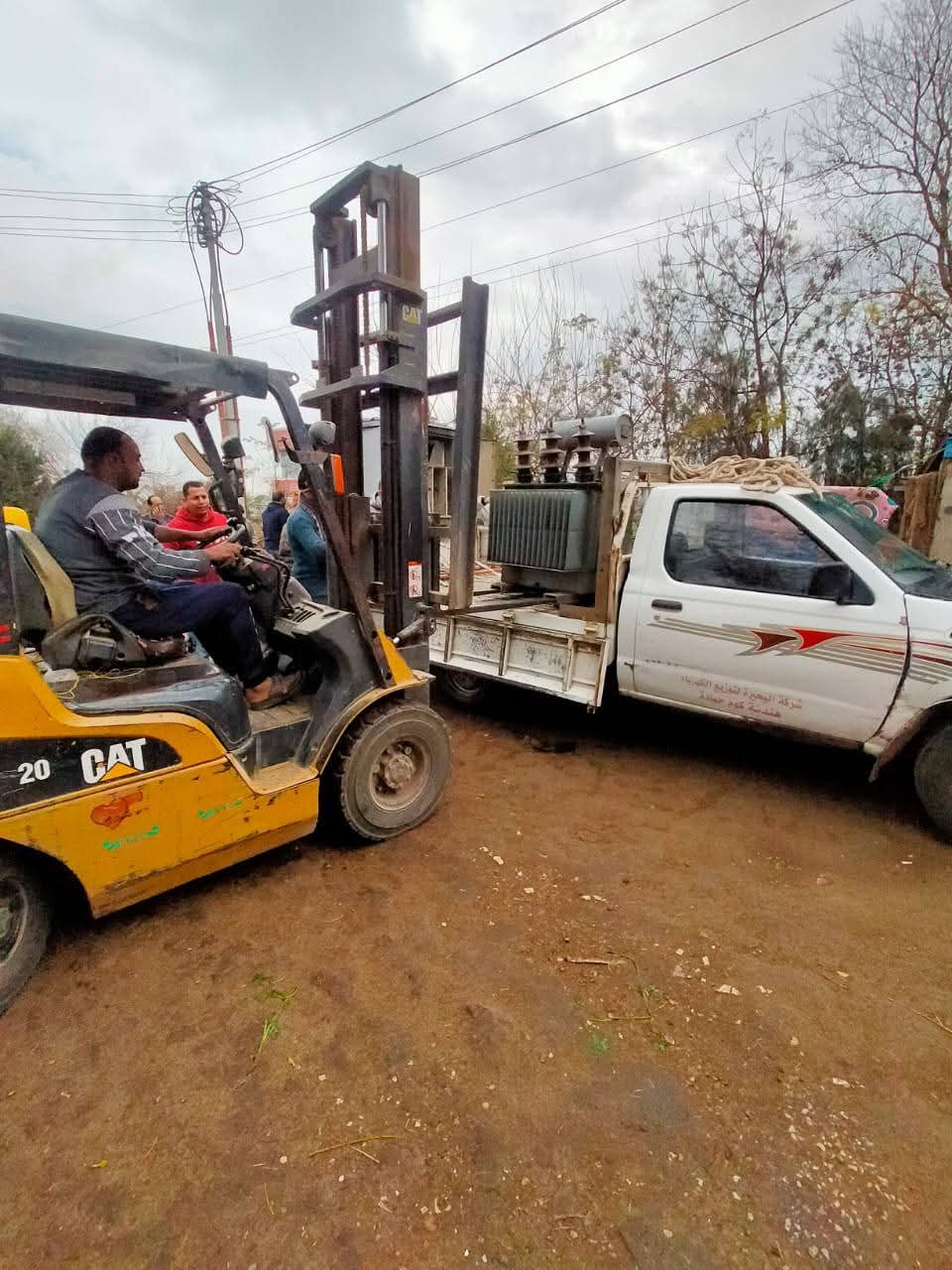 تغيير محول كهرباء بقرية النجيلة بكوم حمادة بعد نشوب حريق بداخله&nbsp;