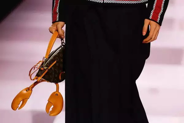 لويس فيتون تكشف عن حقيبة على شكل جراد البحر 