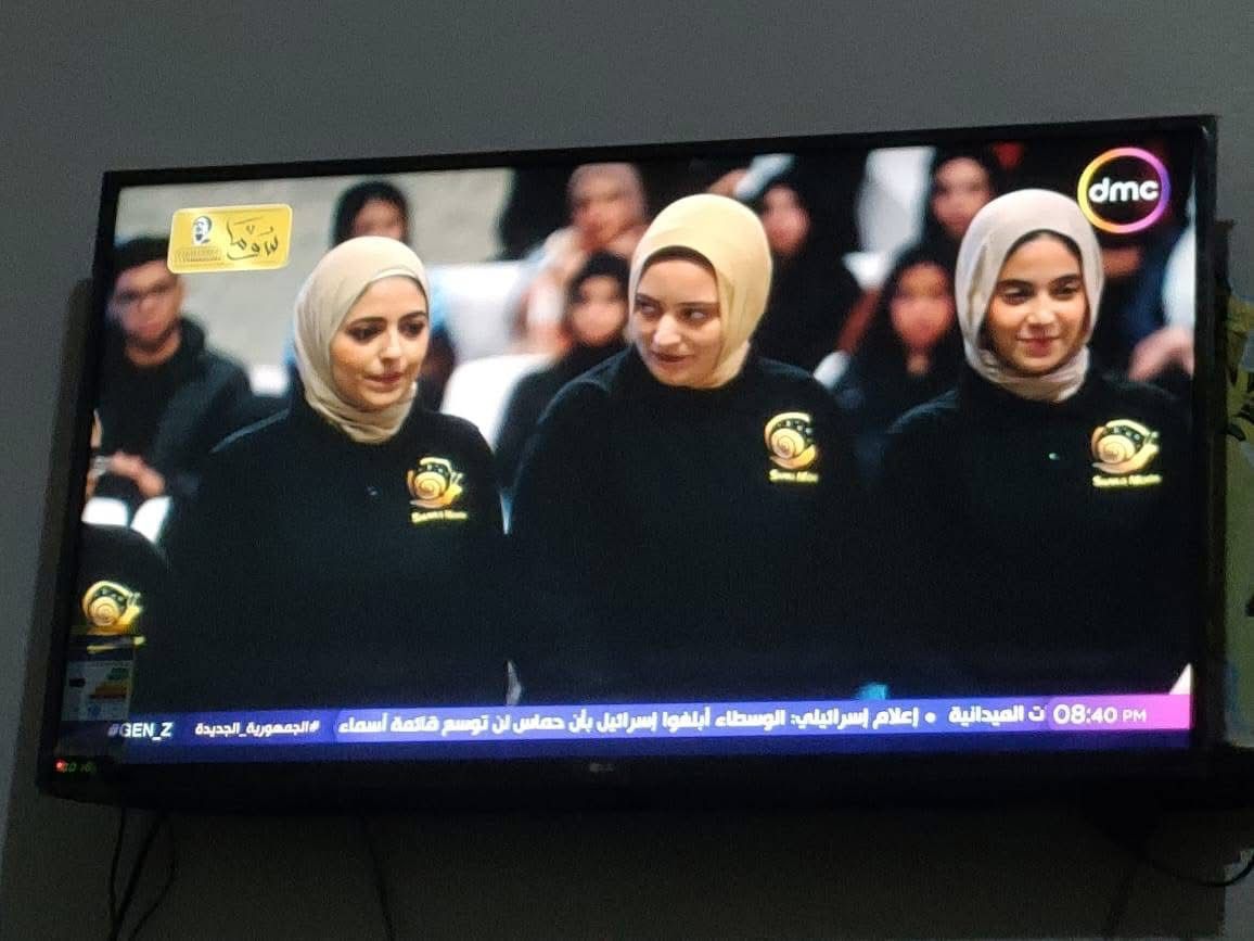 عبير مع مجموعة المشروع