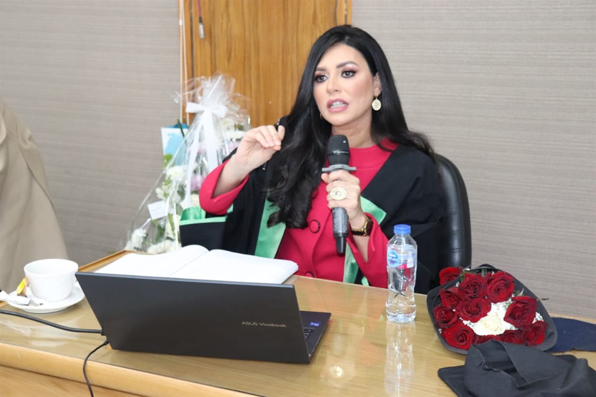 إعلام القاهرة تمنح درجة الدكتوراة للباحثة دينا عصمت عن دراستها حول الإرهاب الإلكتروني