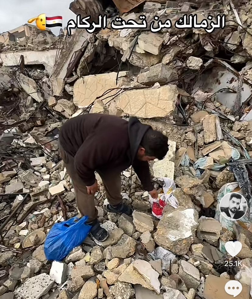 فلسطيني يستخرج علم الزمالك من تحت الركام