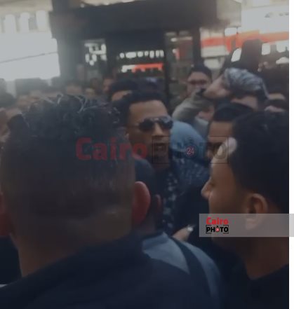 زحام شديد حول محمد رمضان أثناء تصويره كواليس برنامجه مدفع رمضان في محطة مصر