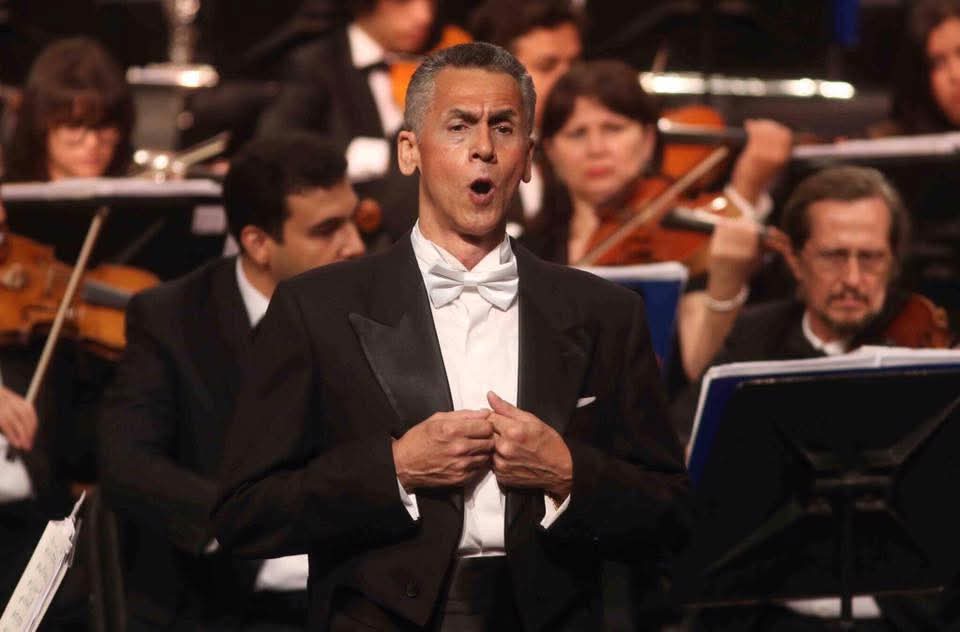 كوكتيل كونترباص يجمع البيانو والهارب والفيولا مع الغناء على المسرح الصغير