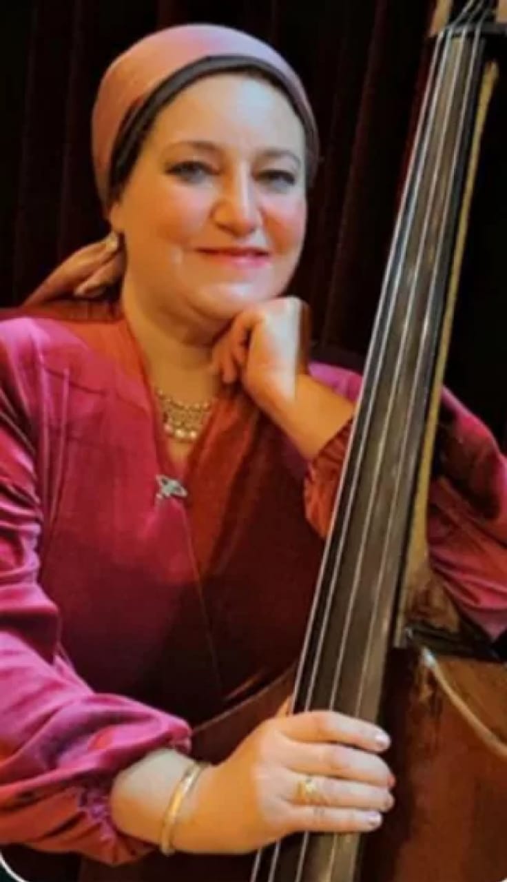 كوكتيل كونترباص يجمع البيانو والهارب والفيولا مع الغناء على المسرح الصغير