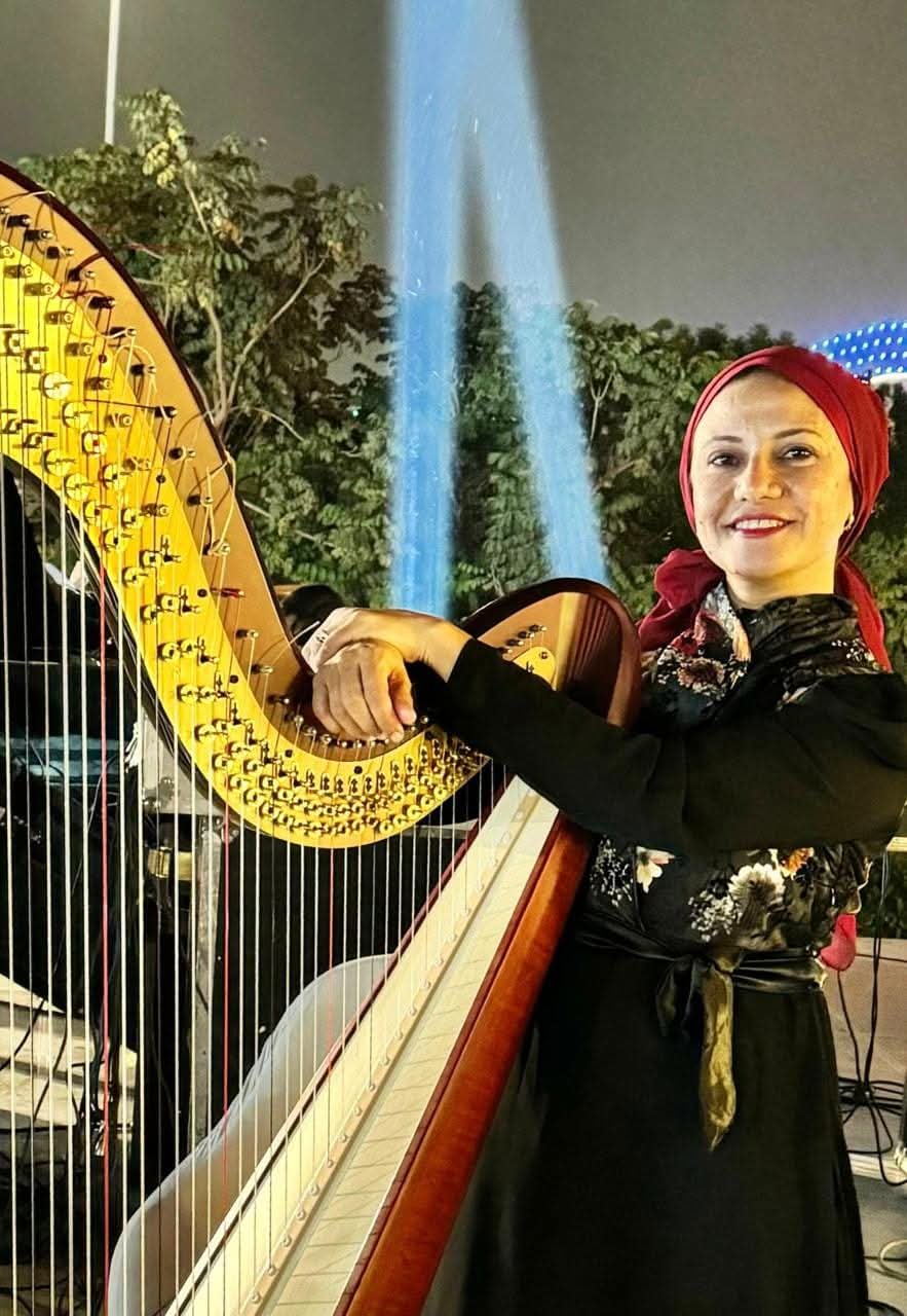 كوكتيل كونترباص يجمع البيانو والهارب والفيولا مع الغناء على المسرح الصغير