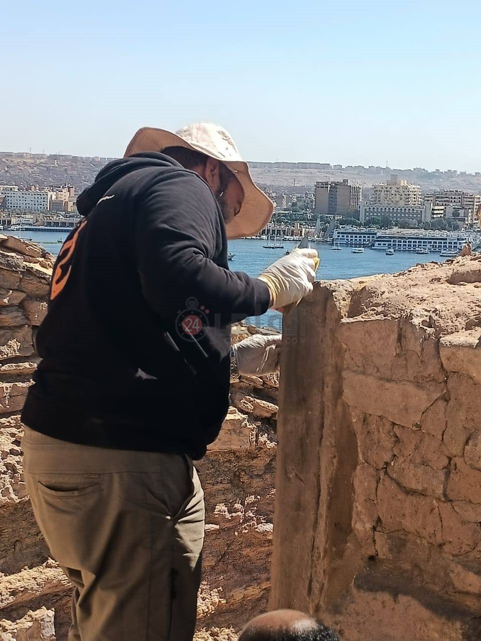  الآثار تنتهي من ترميم لوحة فريدة بمقابر النبلاء غرب أسوان (8)